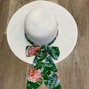 Women’s floppy sun hat wide brim.
